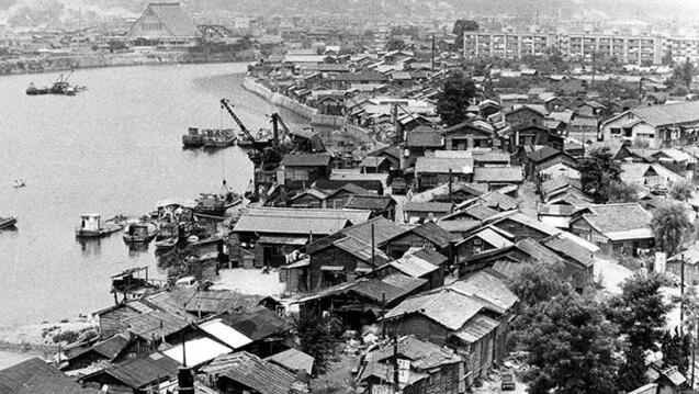 Shacks crowded onto the Motomachi district’s western water’s edge, 1962.